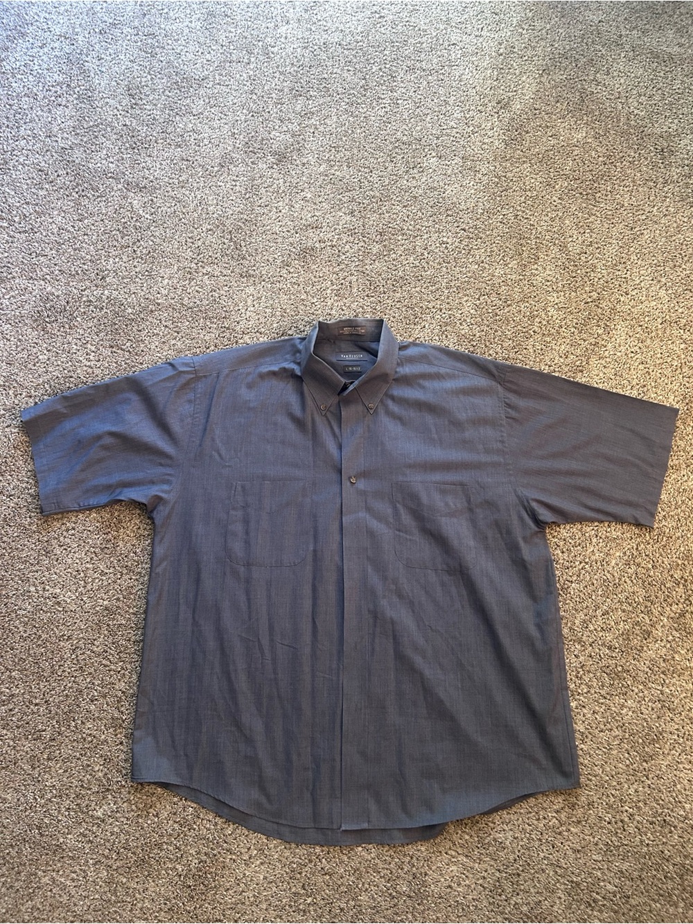 Van Heusen Men's Short-Sleeve Button-Down Shirt in Charcoal